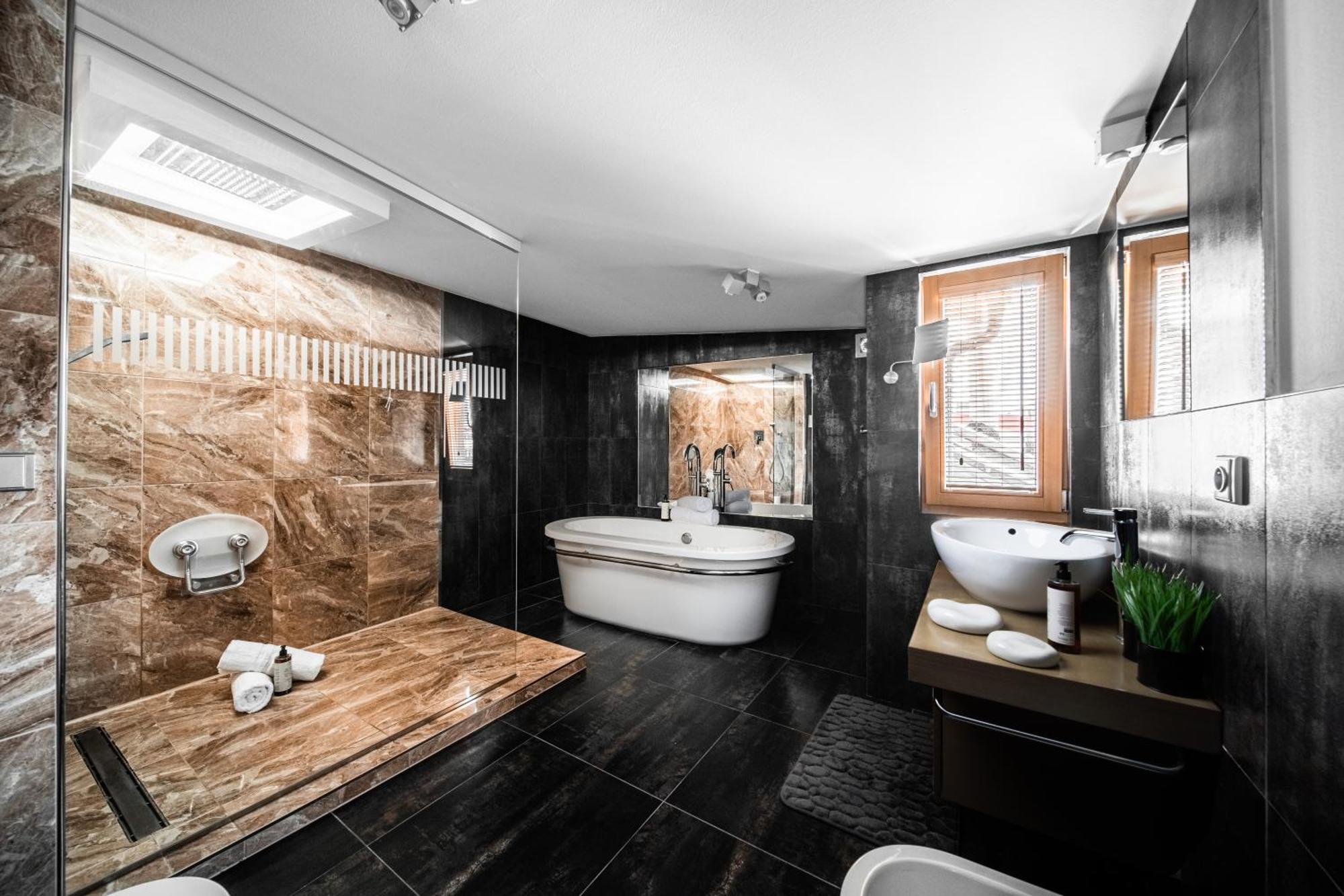 View Luxury With Foosball & Xbox - In Centre Praag